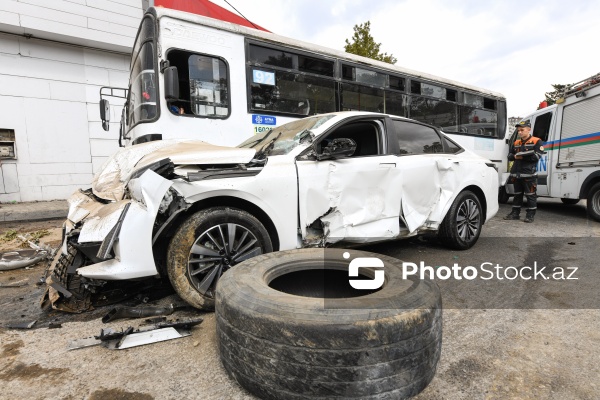Bakıda yük maşını körpüdən avtomobillərin üstünə aşdı