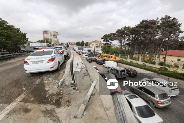 Bakıda yük maşını körpüdən avtomobillərin üstünə aşdı