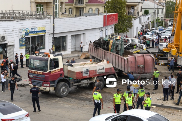 Bakıda yük maşını körpüdən avtomobillərin üstünə aşdı