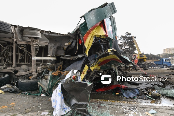 Bakıda yük maşını körpüdən avtomobillərin üstünə aşdı