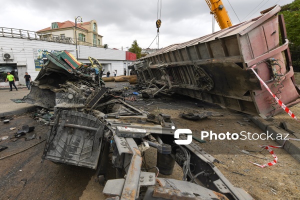Bakıda yük maşını körpüdən avtomobillərin üstünə aşdı