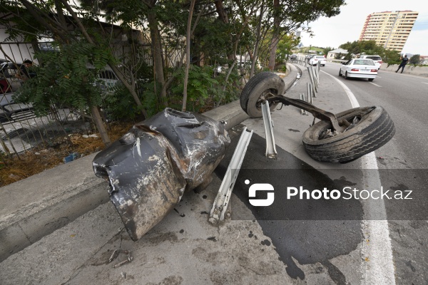 Bakıda yük maşını körpüdən avtomobillərin üstünə aşdı