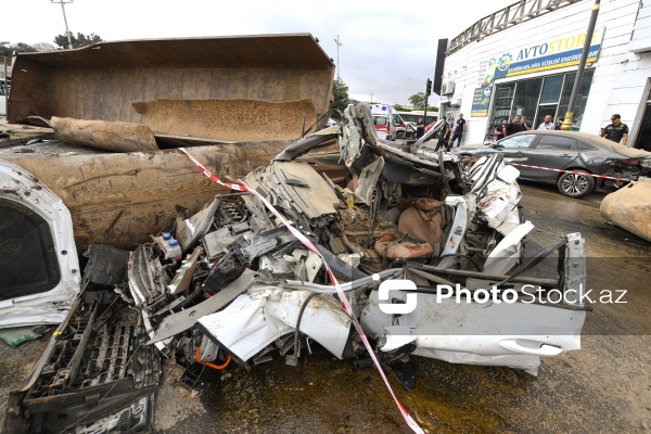 Bakıda yük maşını körpüdən avtomobillərin üstünə aşdı