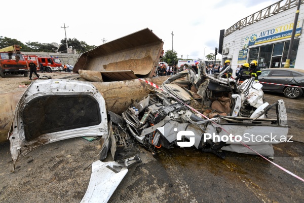 Bakıda yük maşını körpüdən avtomobillərin üstünə aşdı