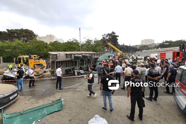 Bakıda yük maşını körpüdən avtomobillərin üstünə aşdı
