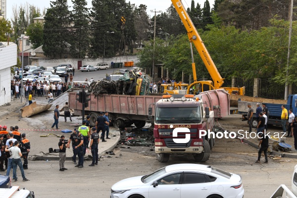 Bakıda yük maşını körpüdən avtomobillərin üstünə aşdı