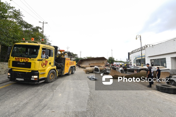Bakıda yük maşını körpüdən avtomobillərin üstünə aşdı
