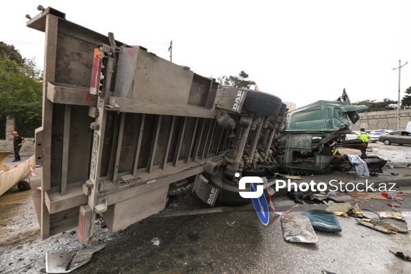 Bakıda yük maşını körpüdən avtomobillərin üstünə aşdı