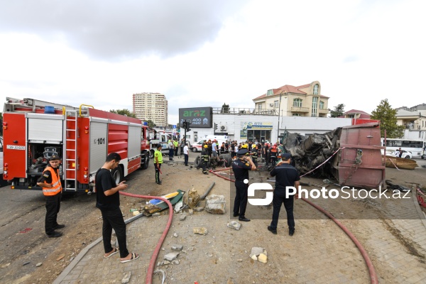 Bakıda yük maşını körpüdən avtomobillərin üstünə aşdı