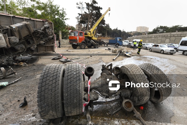 Bakıda yük maşını körpüdən avtomobillərin üstünə aşdı