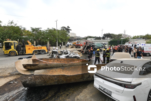 Bakıda yük maşını körpüdən avtomobillərin üstünə aşdı