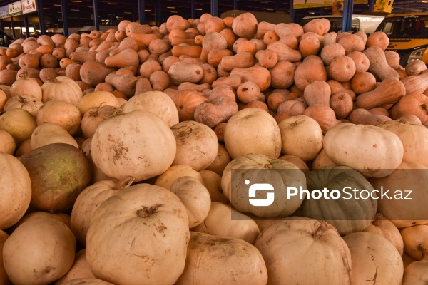 Qaradağ rayonunda yerləşən "Meyvəli" bazarı