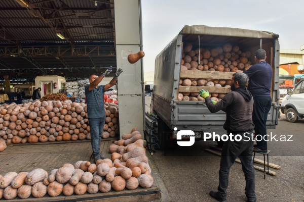 Qaradağ rayonunda yerləşən "Meyvəli" bazarı