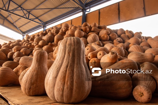 Qaradağ rayonunda yerləşən "Meyvəli" bazarı