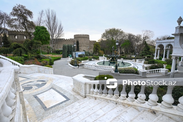 Bakının ən qədim və gözəl parklarından biri olan Filarmoniya bağı