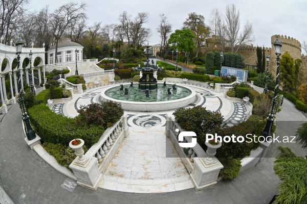 Bakının ən qədim və gözəl parklarından biri olan Filarmoniya bağı