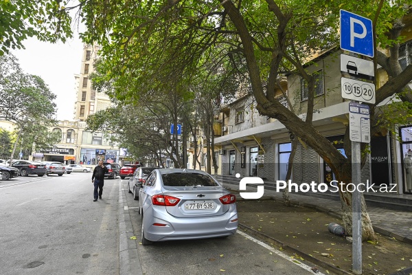 Bakının Nərimanov rayonunda səkidə pullu parklanma yeri quruldu