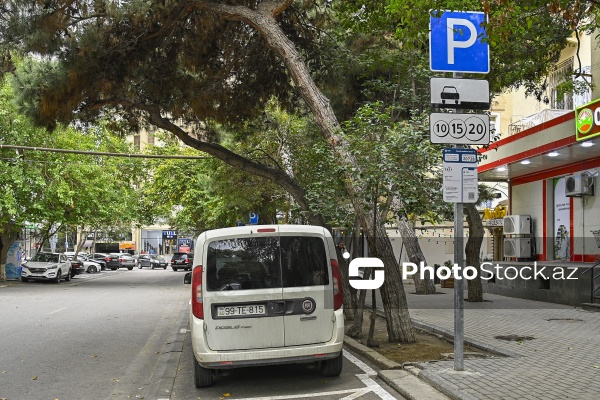 Bakının Nərimanov rayonunda səkidə pullu parklanma yeri quruldu