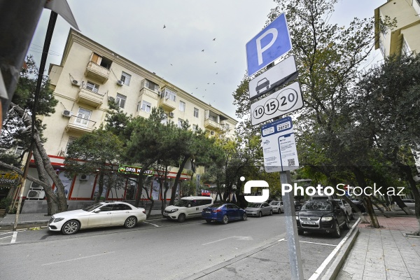 Bakının Nərimanov rayonunda səkidə pullu parklanma yeri quruldu