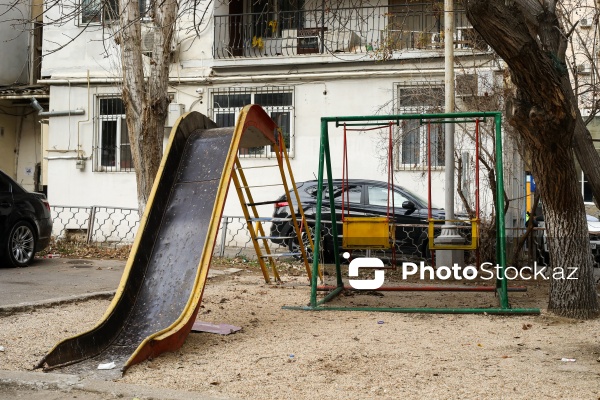 Bakının Yasamal rayonunda baxımsız qalan uşaq meydançaları