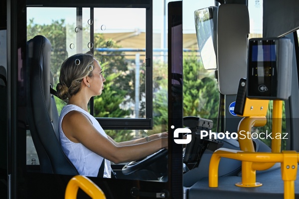 Bakıda qadın avtobus sürücülərinin təlim prosesi