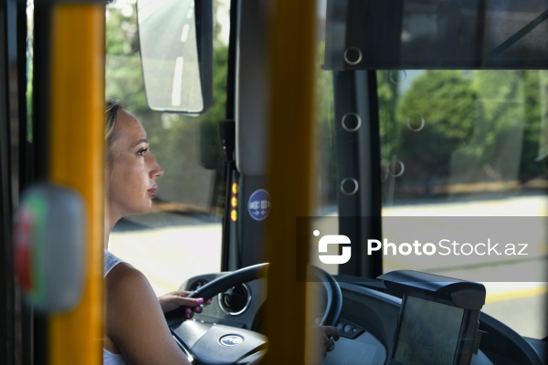 Bakıda qadın avtobus sürücülərinin təlim prosesi