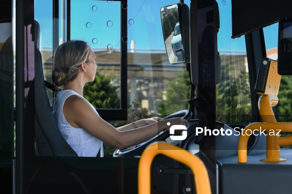 Bakıda qadın avtobus sürücülərinin təlim prosesi