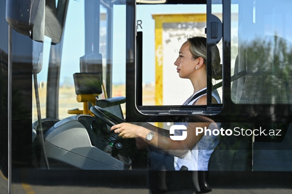 Bakıda qadın avtobus sürücülərinin təlim prosesi