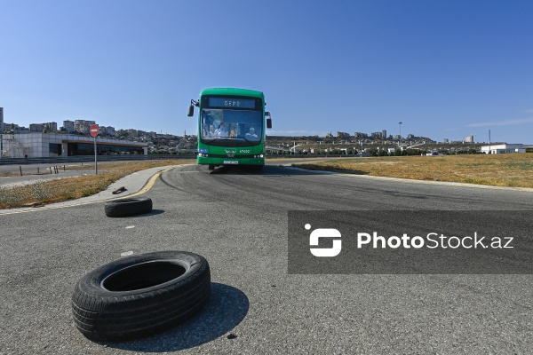 Bakıda qadın avtobus sürücülərinin təlim prosesi