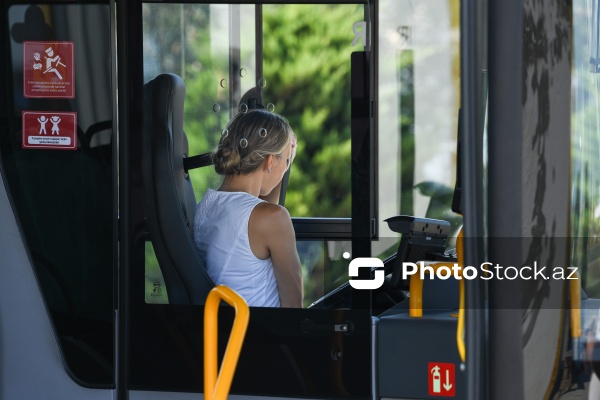 Bakıda qadın avtobus sürücülərinin təlim prosesi