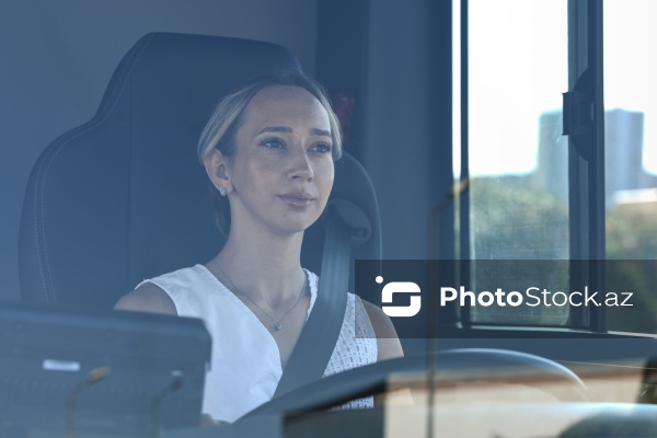 Bakıda qadın avtobus sürücülərinin təlim prosesi