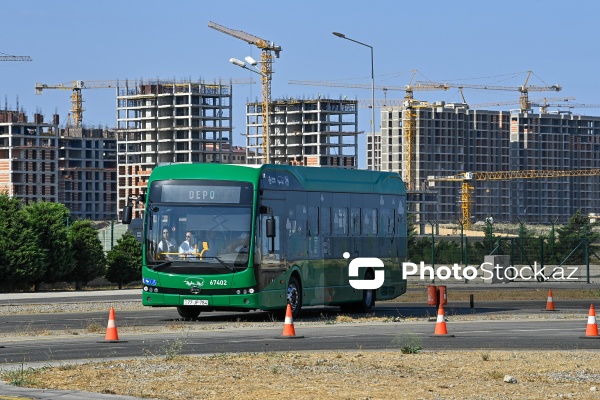 Bakıda qadın avtobus sürücülərinin təlim prosesi