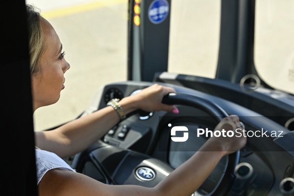 Bakıda qadın avtobus sürücülərinin təlim prosesi
