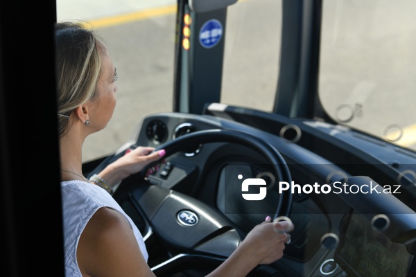 Bakıda qadın avtobus sürücülərinin təlim prosesi