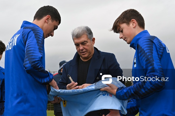 “Barselona” klubunun prezidenti Bakıda yeniyetmə futbolçularla görüşüb