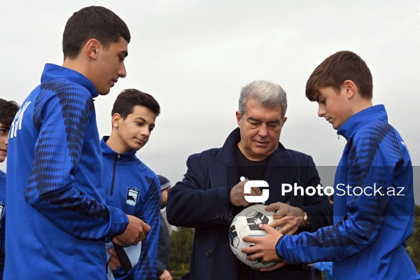 “Barselona” klubunun prezidenti Bakıda yeniyetmə futbolçularla görüşüb