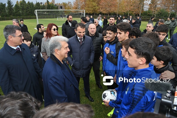 “Barselona” klubunun prezidenti Bakıda yeniyetmə futbolçularla görüşüb