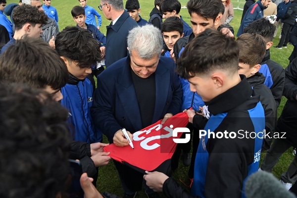 “Barselona” klubunun prezidenti Bakıda yeniyetmə futbolçularla görüşüb