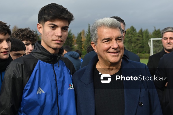 “Barselona” klubunun prezidenti Bakıda yeniyetmə futbolçularla görüşüb