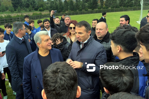 “Barselona” klubunun prezidenti Bakıda yeniyetmə futbolçularla görüşüb