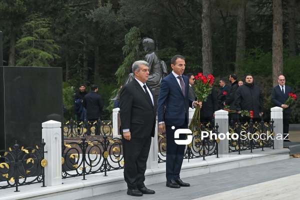 "Barselona" klubunun prezidenti Xuan Laporta Ümummilli Lider Heydər Əliyevin məzarını ziyarət edib