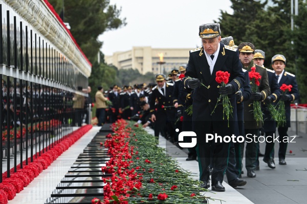 Baş Prokurorluğun rəhbərliyi və əməkdaşlarının Şəhidlər xiyabanını ziyarəti