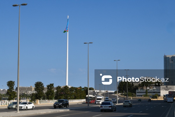 Bayraq Meydanındakı uzunmüddətli təmirdən sonra yenidən ucaldılan üç rəngli bayrağımız