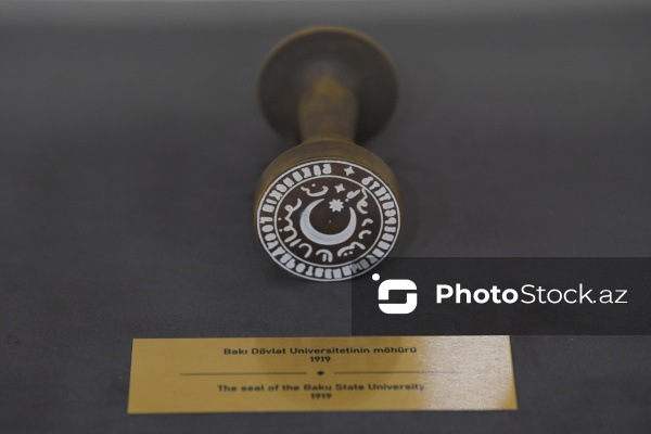 Dövlət Bayrağı Meydanında yerləşən Dövlət Bayrağı Muzeyi