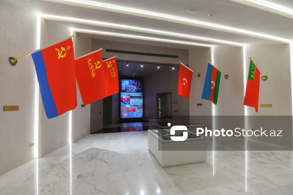 Dövlət Bayrağı Meydanında yerləşən Dövlət Bayrağı Muzeyi