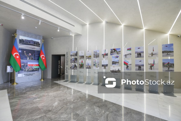 Dövlət Bayrağı Meydanında yerləşən Dövlət Bayrağı Muzeyi