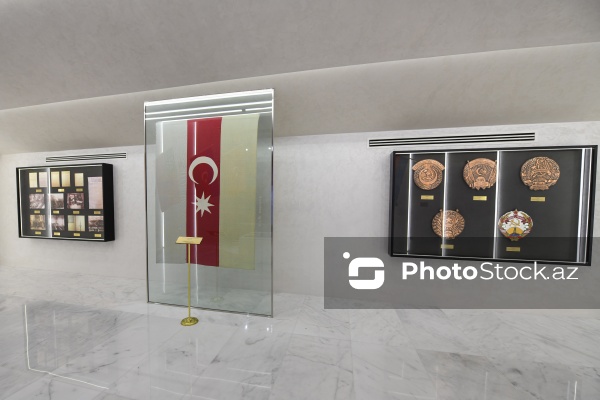 Dövlət Bayrağı Meydanında yerləşən Dövlət Bayrağı Muzeyi