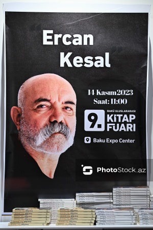 Beynəlxalq kitab sərgisində iştirak edən məşhur türkiyəli aktyor və yazıçı Ercan Kesal