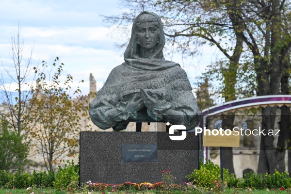 Xurşidbanu Natəvanın büstü