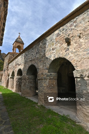 Beynəlxalq səyyahlar Kəlbəcərdəki Xudavəng monastırında olublar